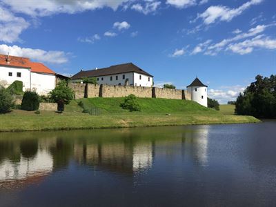 Žumberk tvrz od vody